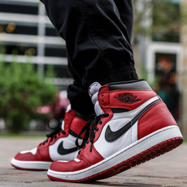 Jordan 1 Retro Chicago (2015) 555088-101 - Phonecase4u photo 4